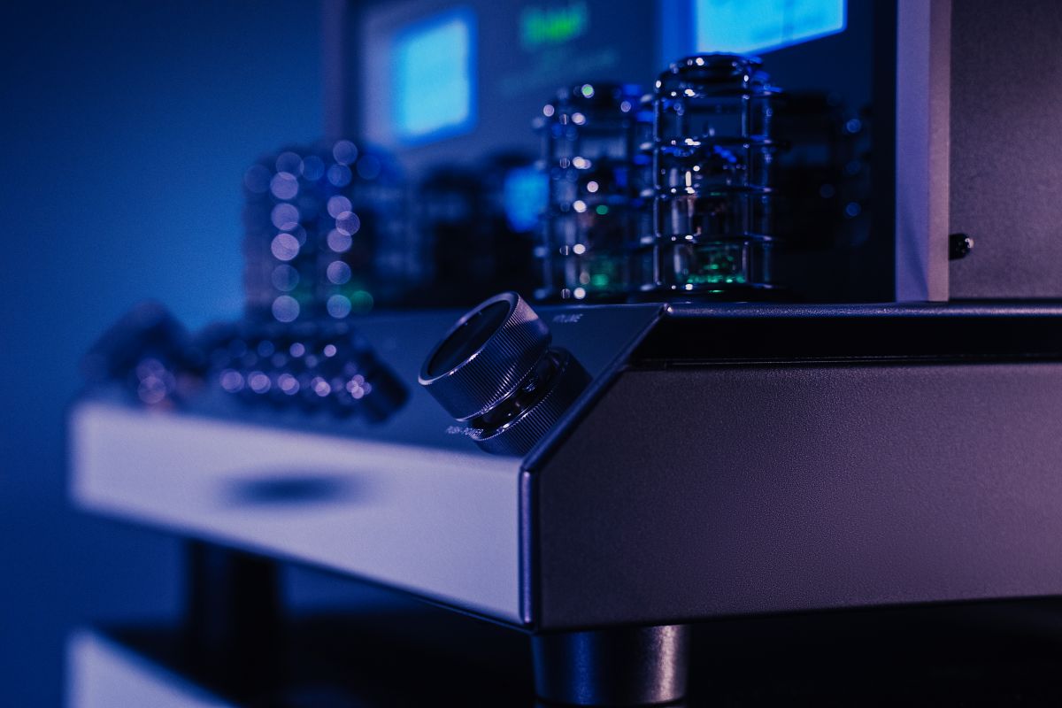 McIntosh MA2375 detalj med rør, volumhjul og blå wattmetere
