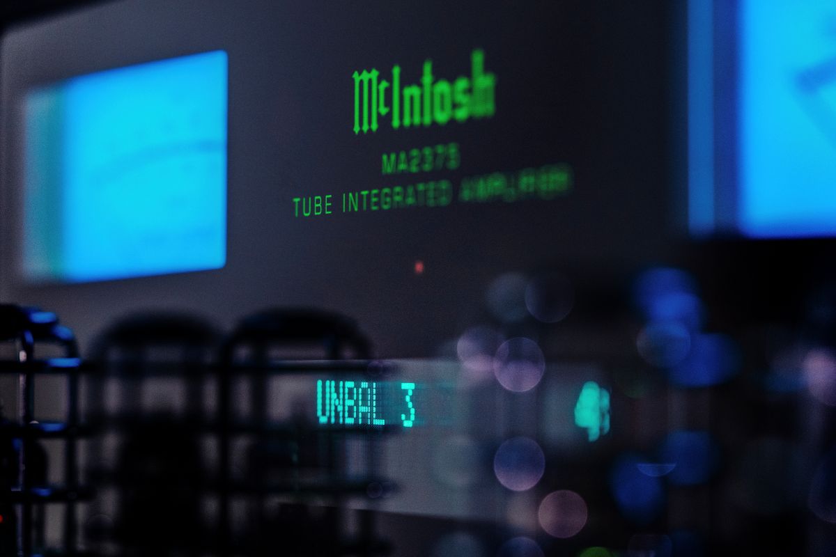 McIntosh MA2375 frontdisplay og inngangsvalg