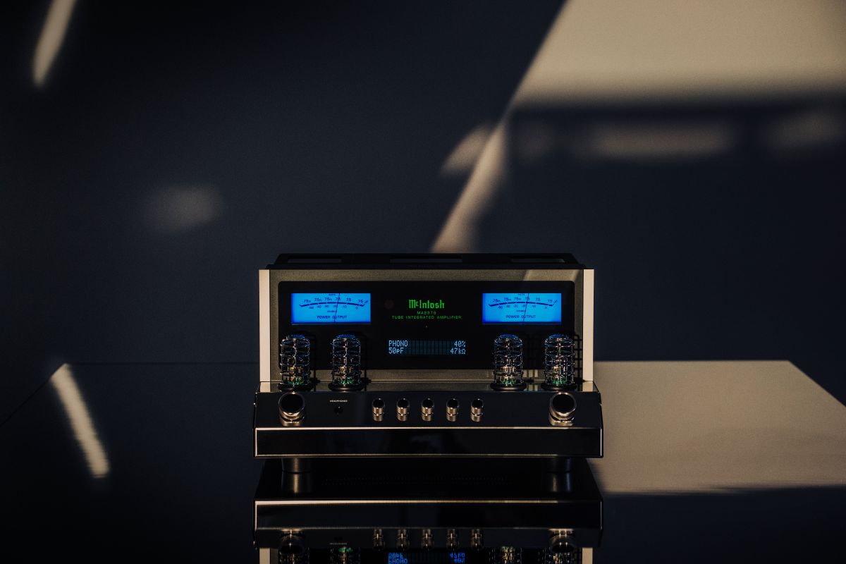 McIntosh MA2375 frontbilde med blå wattmetere